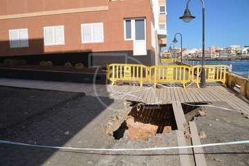 Socavón peligroso en el extremo sur de la avenida marítima de Salinetas (Foto TA)